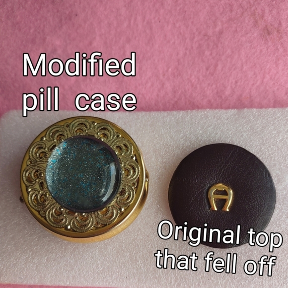 Vintage Gold Hinged Pill Box Case - Picture 12 of 14